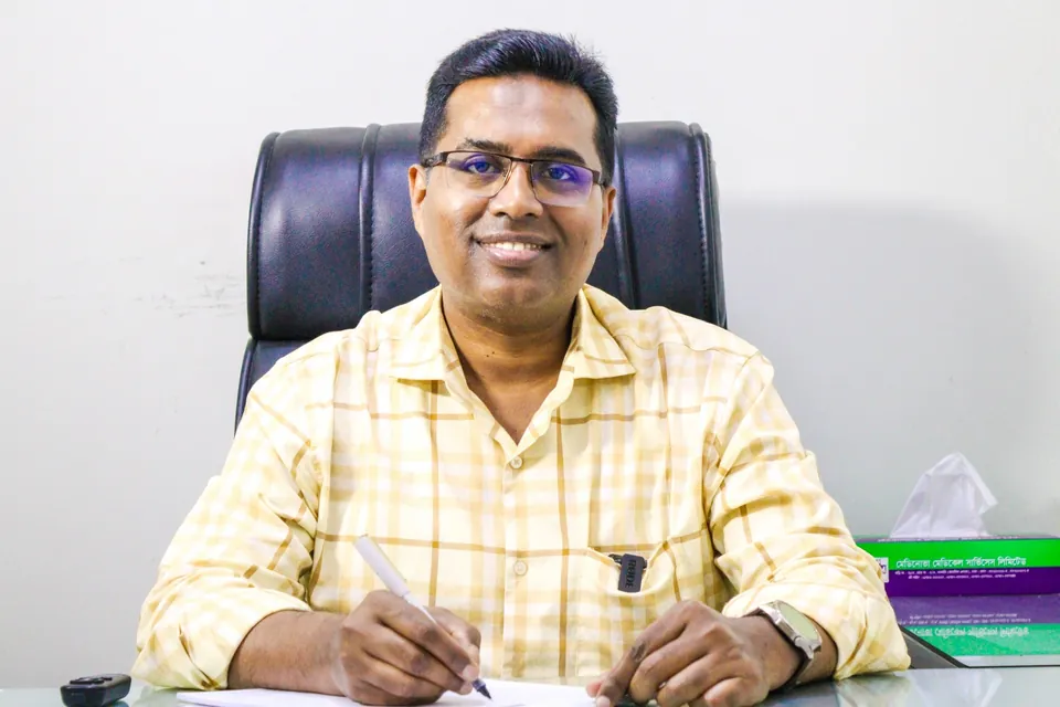 Dr. Saklayen Hossain during consultation